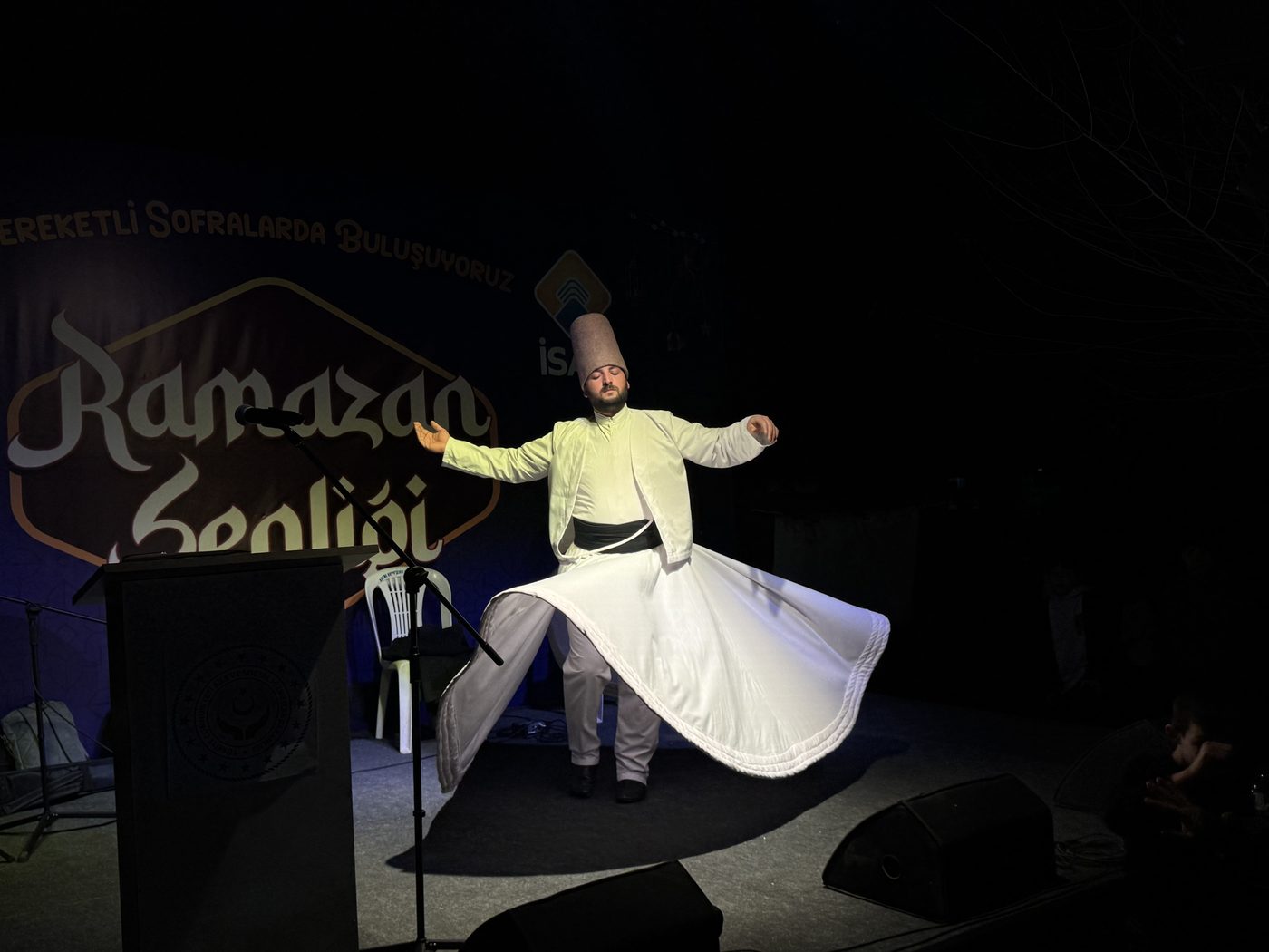 Ramazan Şenliği: sahnede sema gösterisi yapan semazen